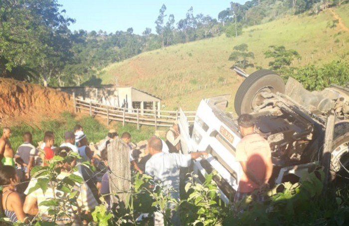 Vale do Jiquiriçá: Carreta com produtos de limpeza tomba na BR-420, no trecho de Ubaíra