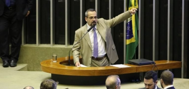 Ministro da Educação diz que bloqueio de recursos é culpa de Dilma e Temer