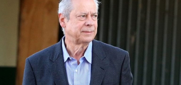 José Dirceu se entrega à Polícia Federal para cumprir pena de mais de oito anos