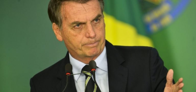 Bolsonaro sanciona, com um veto, projeto que anistia multas de partidos