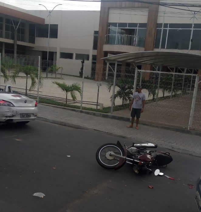 Motocicleta colide com carro de luxo em Amargosa