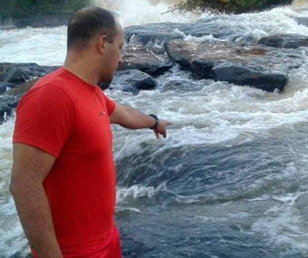 Homem morre após escorregar e cair em cachoeira ao tentar fazer ‘selfie’