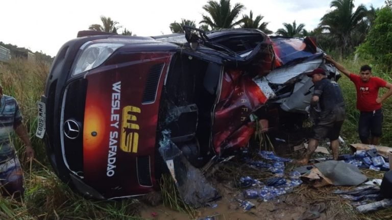 Van de divulgação do cantor Wesley Safadão capota e deixa uma pessoa ferida