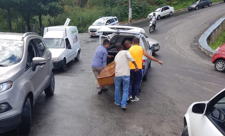 Caixão com corpo cai em ladeira de Salvador durante transporte; veja vídeo