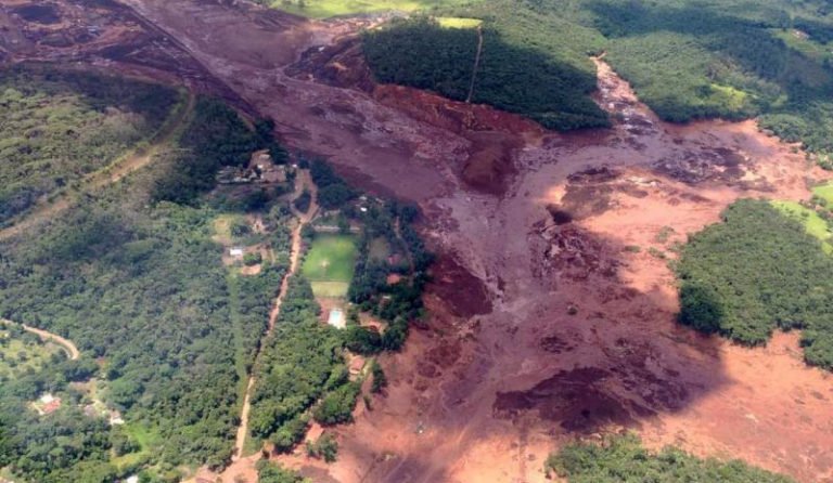 Risco de rompimento de barragem deixa moradores em pânico em Minas Gerais