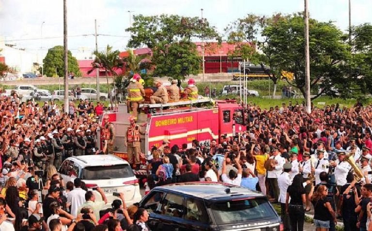 Após cortejo seguido por multidão, corpo de Gabriel Diniz é enterrado na Paraíba