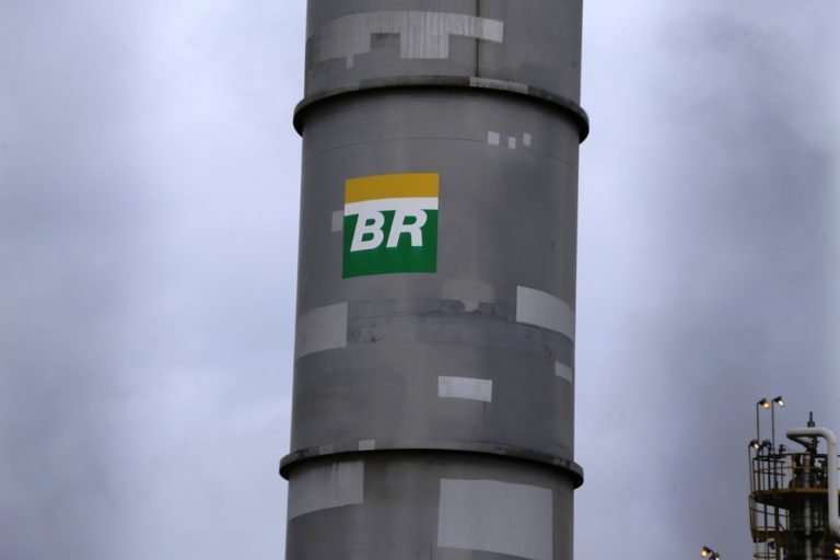 Petrobras reduz preço da gasolina na refinaria em 4,4% a partir de sábado