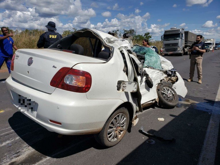 Homem morre após carro bater de frente com carreta; veículo ficou destruído