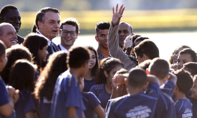 Bolsonaro brinca sobre Previdência com crianças: ‘Vocês vão garantir nossa aposentadoria’