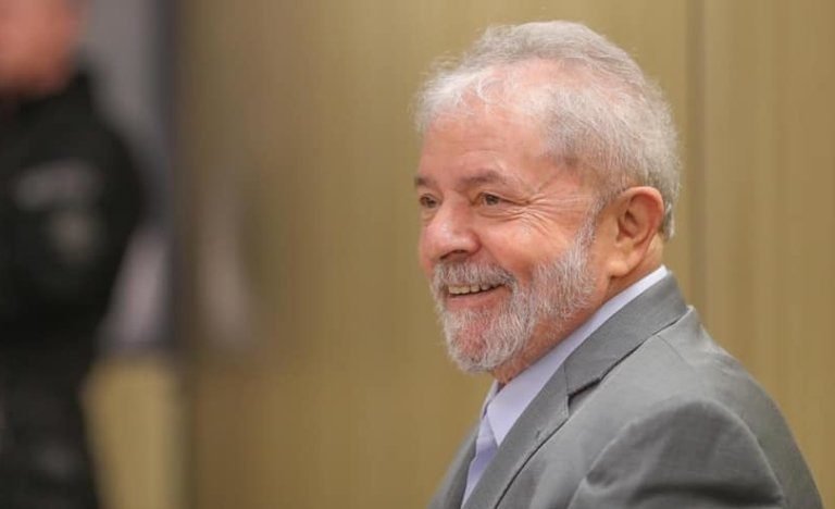 Lula está apaixonado e seu primeiro projeto ao sair da prisão é se casar, diz ex-ministro de FHC que o visitou