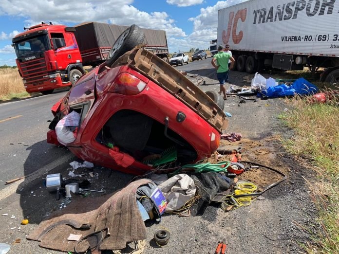 Acidente entre carro e carreta deixa uma pessoa morta na BR-242, oeste da Bahia