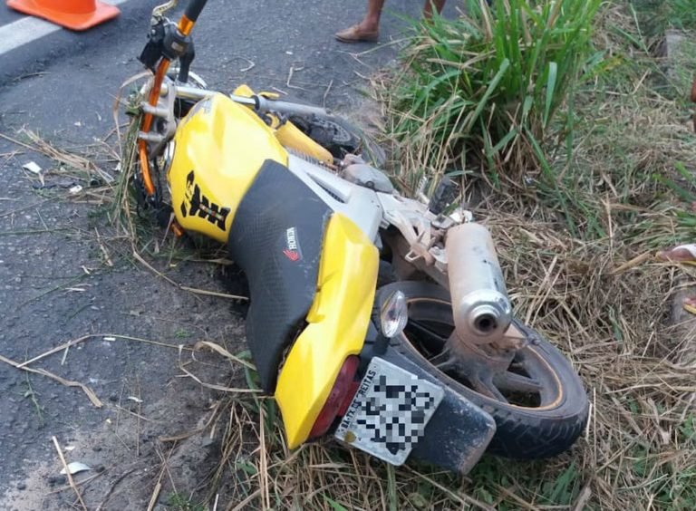 Homem morre após moto onde estava ser atingida por carreta em rodovia do extremo sul da Bahia