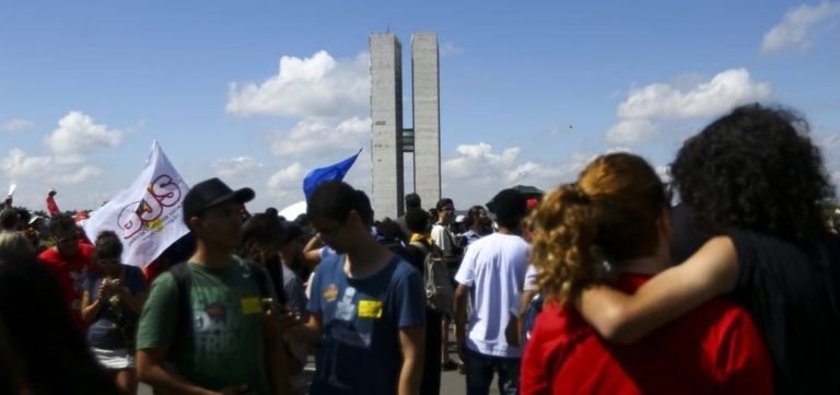 Justiça derruba liminar e restabelece cortes na Educação