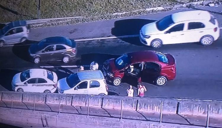 Três carros se envolvem em engavetamento na BR 324