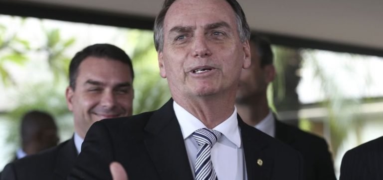 Bolsonaro vai conceder autorização permanente para trabalho aos domingos e feriados