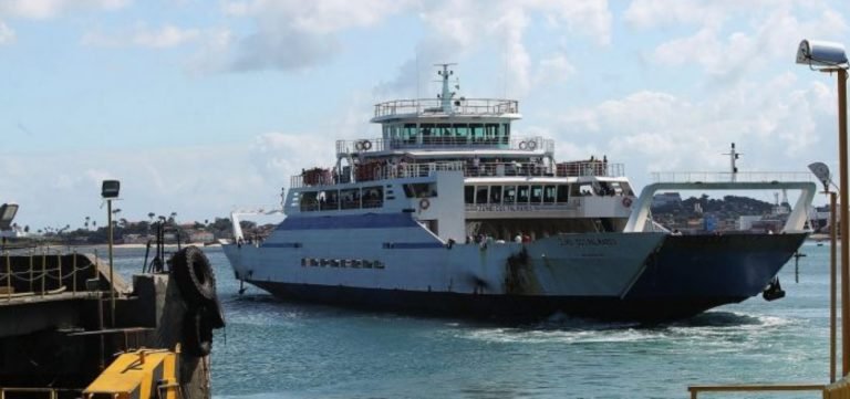 Motoristas esperam até 2h para embarcar no ferry boat em Bom Despacho