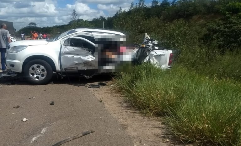 Colisão entre carros deixa uma mulher morta na BR 101