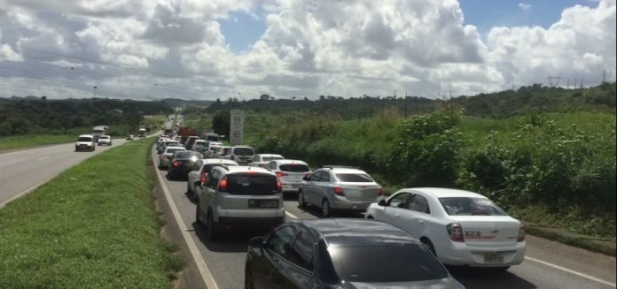 BR-324 e região da rodoviária de Salvador e ferry têm congestionamento devido ao fluxo do feriadão