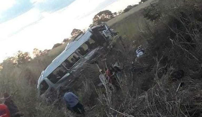 Duas pessoas morrem e mais de 10 ficam feridas após batida entre carreta e van em rodovia oeste da Bahia