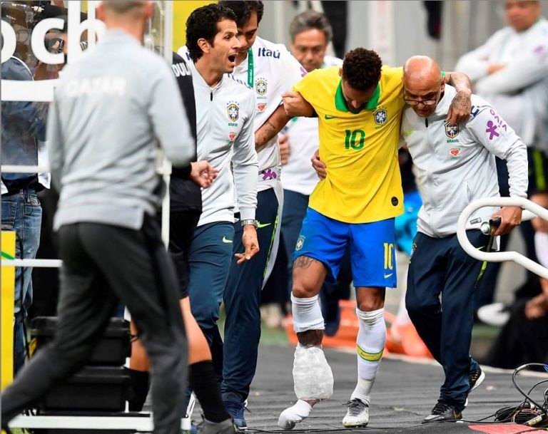 Neymar é cortado da seleção brasileira e está fora da Copa América