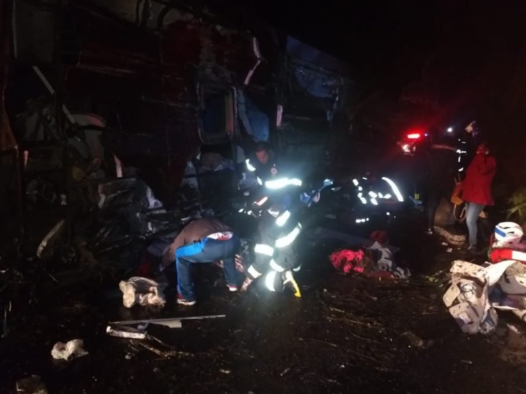 Acidente com ônibus de turismo deixa 10 mortos em rodovia de SP