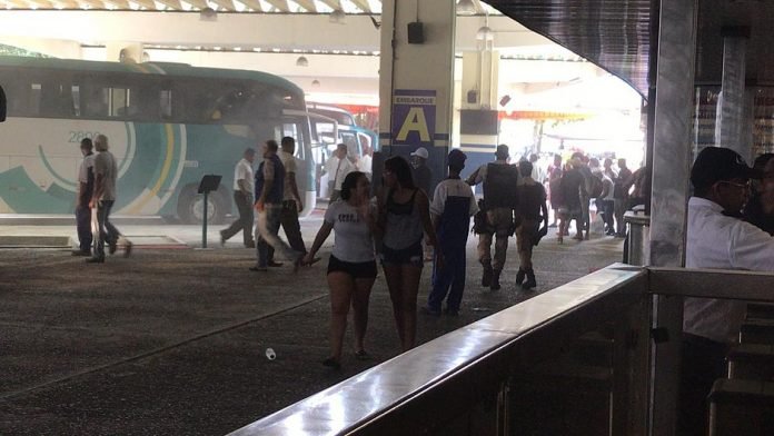 Ônibus pega fogo na rodoviária de Salvador após pane elétrica