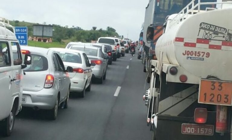 Acidente envolvendo quatro veículos deixa trânsito intenso na BR-324