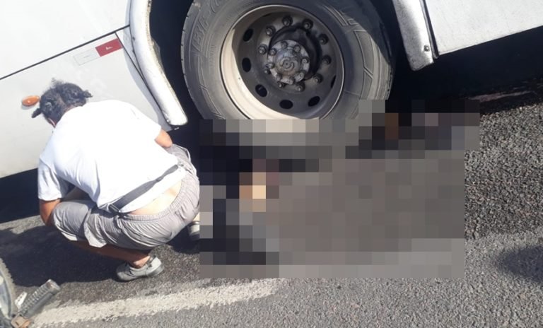 Motociclista fica preso embaixo de ônibus após acidente na BR-324