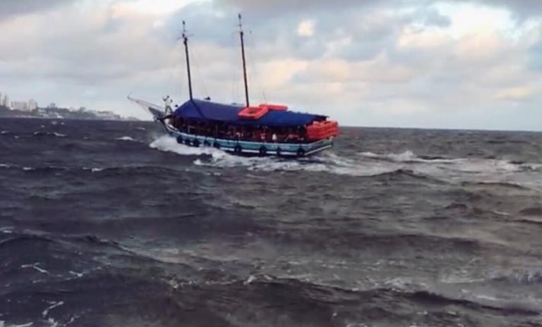 Ondas podem chegar a três metros de altura na Bahia até este sábado