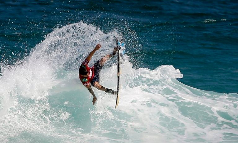 Surfistas brasileiros se classificam para terceira fase de campeonato mundial