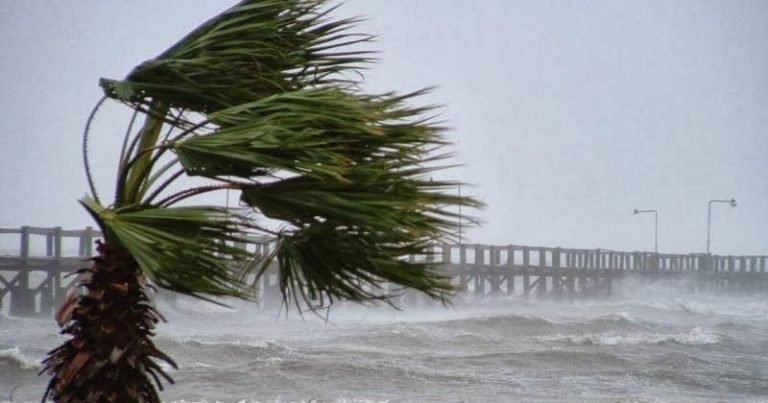 Marinha emite alerta de mau tempo com ondas de até 3 metros na BA