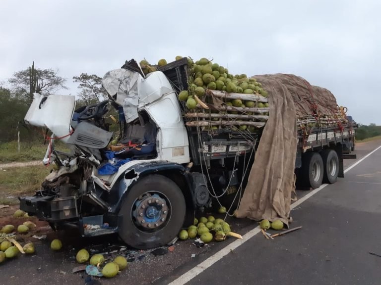 Acidente entre caminhão e carreta deixa quatro mortos no interior da Bahia