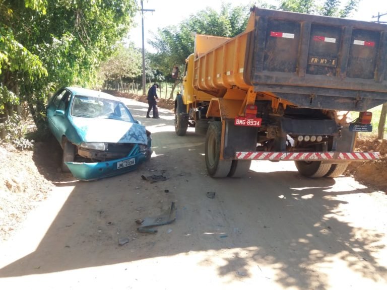 Amargosa: carro colide com caçamba na zona rural