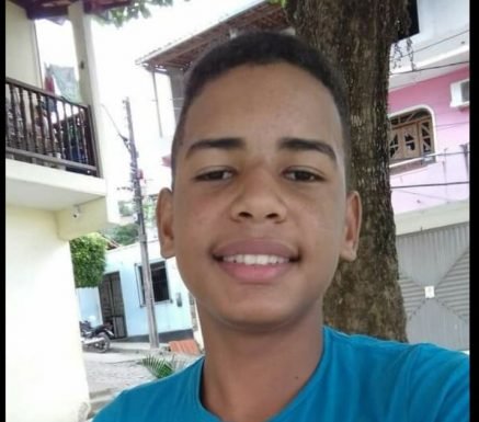 Adolescente de 17 anos morre após acidente entre moto e caminhão em Laje