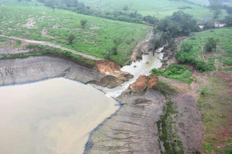 Famílias voltam para casa após rompimento de barragem na Bahia