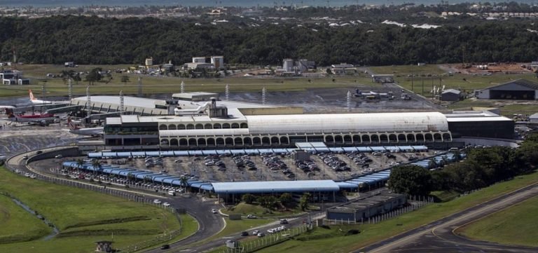 Tripulante passa mal após avião decolar e aeronave retorna a Salvador