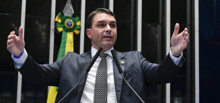 Presidente do STF suspende investigações contra Flávio Bolsonaro