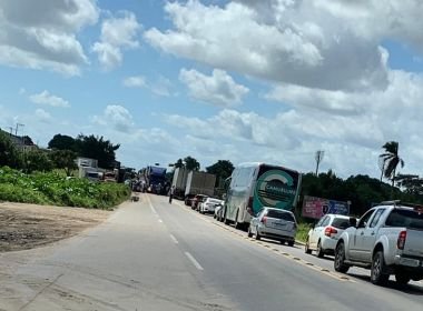 Cruz das Almas: Motorista de carreta interrompe tráfego da BR 101 após passar mal