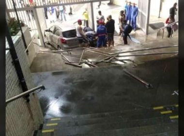 Carro invade entrada da estação metrô em Salvador