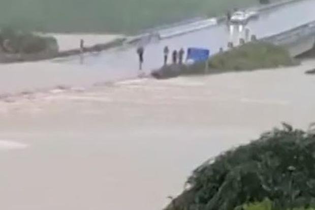 Rompimento de barragem na Bahia provoca remoção de mais de 100 famílias