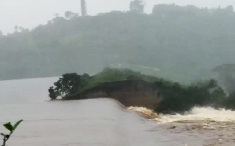 Barragem se rompe na Bahia e água invade povoado e rodovia