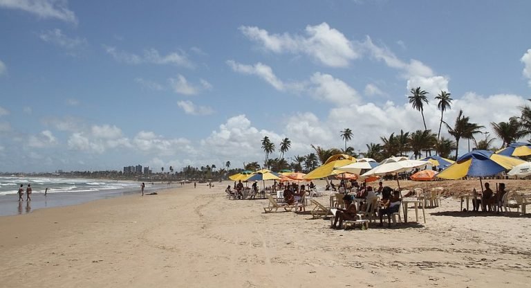 Duas crianças morrem após se afogarem na praia em Salvador