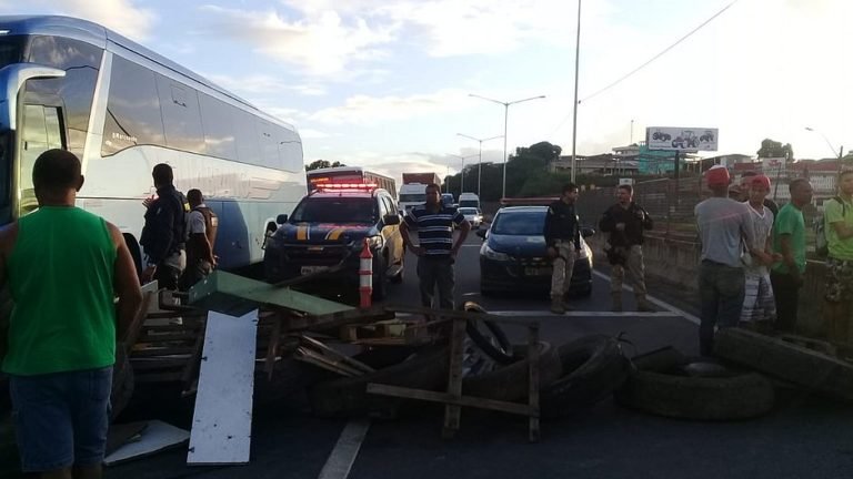 Protesto deixa trânsito lento na BR-324; via é parcialmente bloqueada