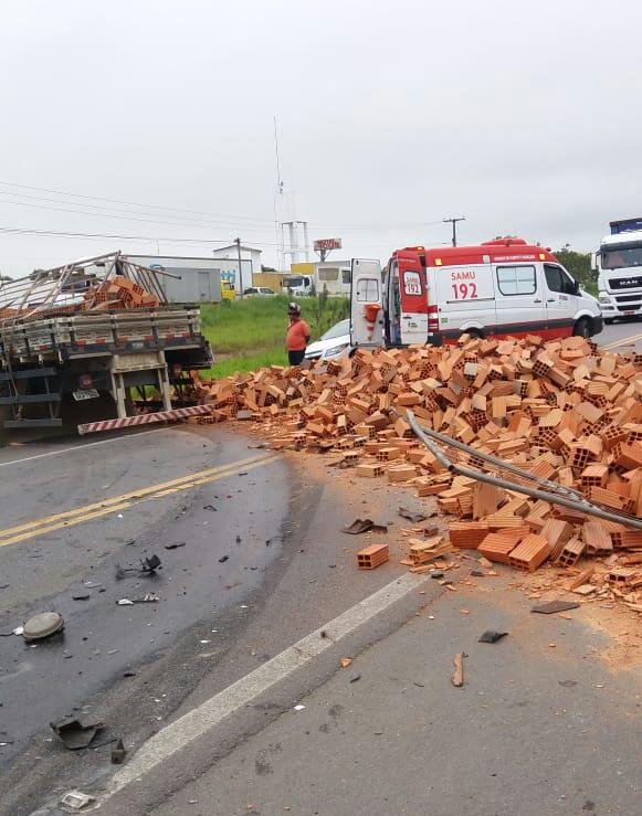 Grave acidente envolvendo três veículos deixa mortos e feridos próximo à Governador Mangabeira