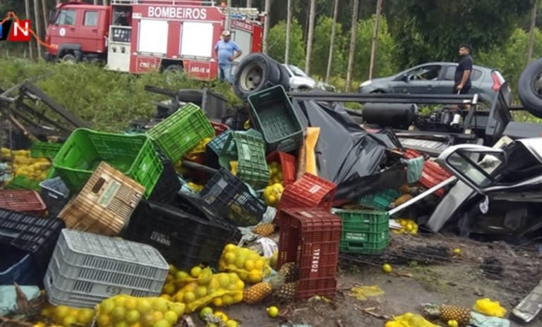 Caminhão tomba e deixa dois mortos e seis feridos na BA-290