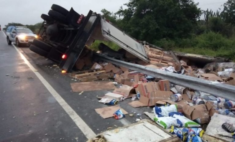 Caminhoneiro morre após acidente na BR-324