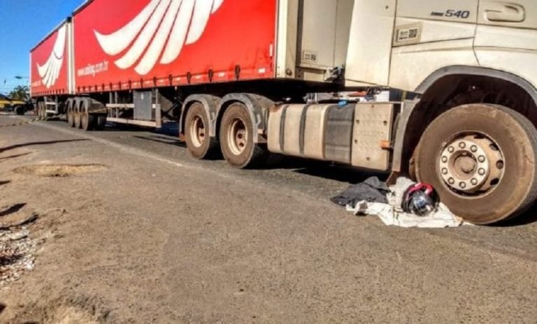 Motociclista morre atropelado por carreta em Feira de Santana