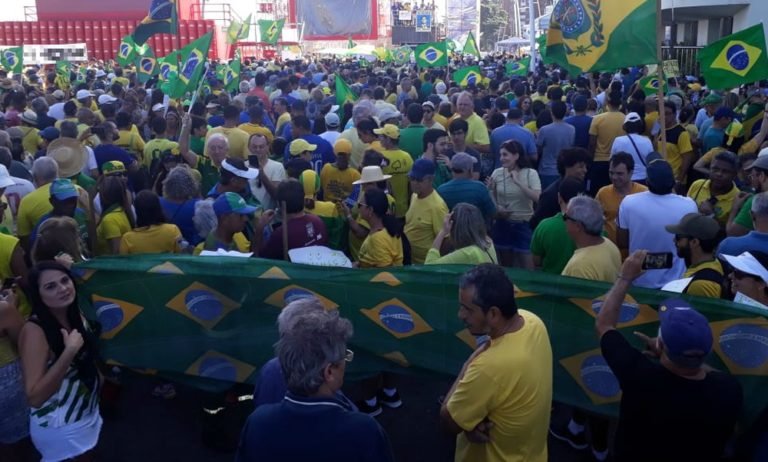 Manifestantes realizam ato em apoio à Lava Jato, nova Previdência e pacote anticrime