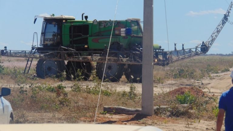 Fazendeiro morre eletrocutado após veículo pulverizador encostar em rede elétrica na Bahia