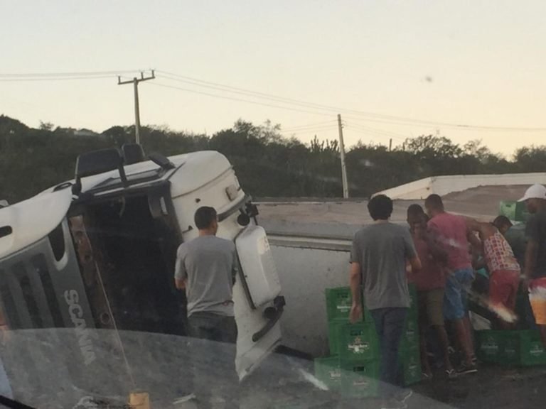 Caminhão carregado tomba e carga é saqueada na BR-116 em Santo Estevão